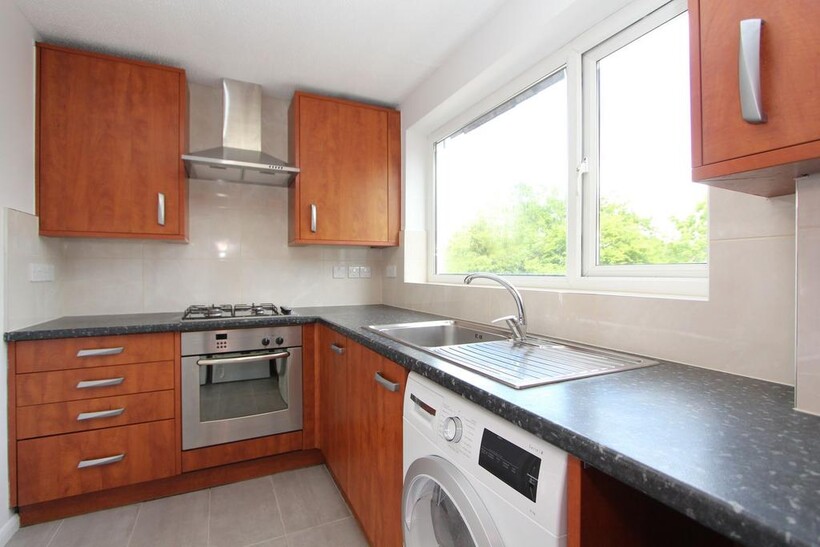 September Way, Stanmore, HA7 2 bed flat to rent - £1,825 pcm (£421 pw)