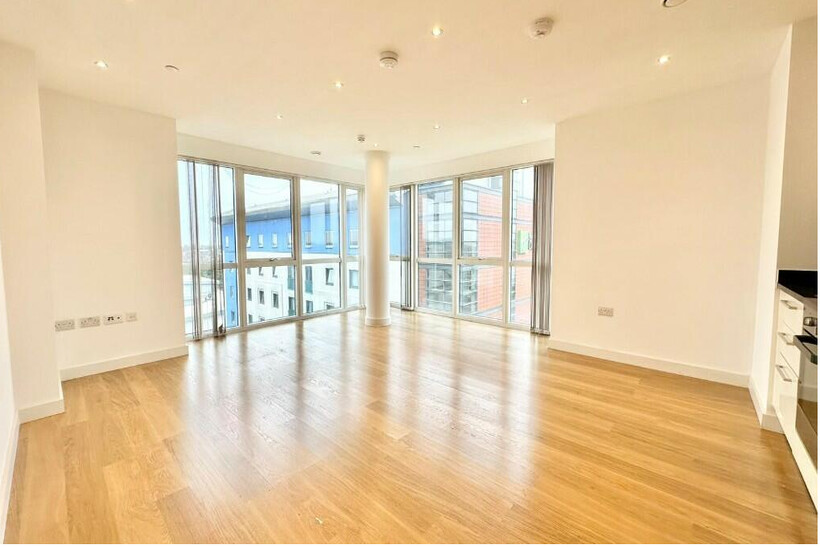 Railway Terrace, Slough SL2 2 bed flat to rent - £1,675 pcm (£387 pw)