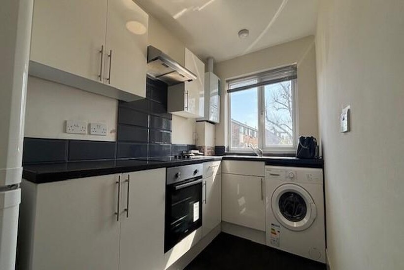 Belgrave Avenue, Romford RM2 1 bed flat to rent - £1,175 pcm (£271 pw)