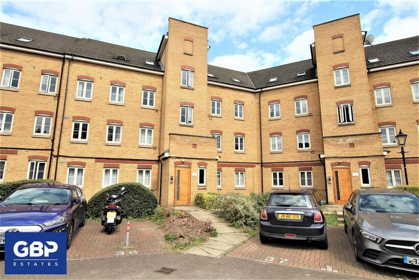 Kidman Close, Gidea Park, RM2 1 bed in a flat share to rent - £800 pcm (£185 pw)