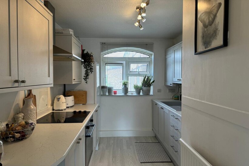 Pennine Road, Slough SL2 1 bed apartment to rent - £1,075 pcm (£248 pw)