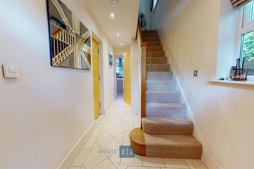 Lower Park Road, Loughton IG10 3 bed townhouse to rent - £3,150 pcm (£727 pw)