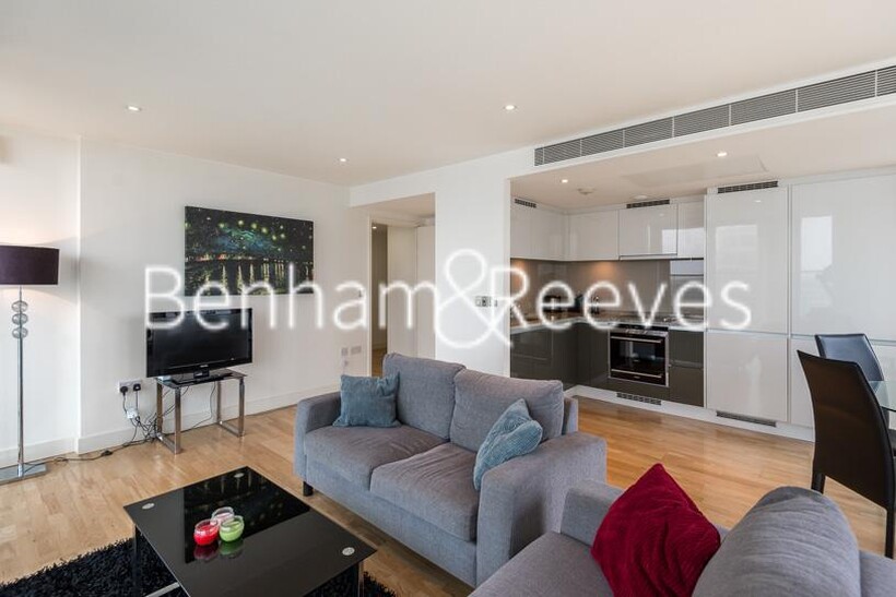 Marsh Wall, Canary Wharf E14 2 bed apartment to rent - £3,050 pcm (£704 pw)