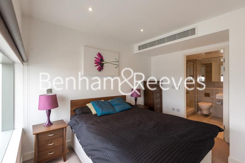 Marsh Wall, Canary Wharf E14 2 bed apartment to rent - £3,050 pcm (£704 pw)