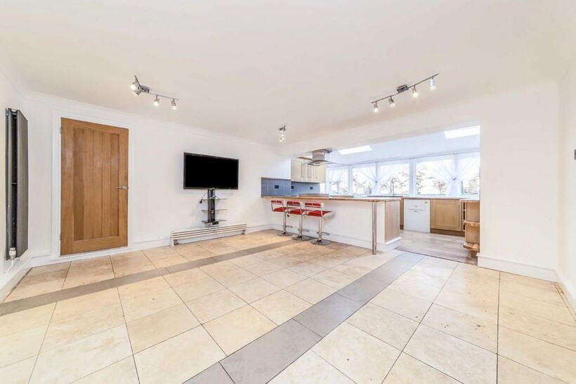 Church Street, Sunbury-On-Thames TW16 5 bed house to rent - £3,350 pcm (£773 pw)