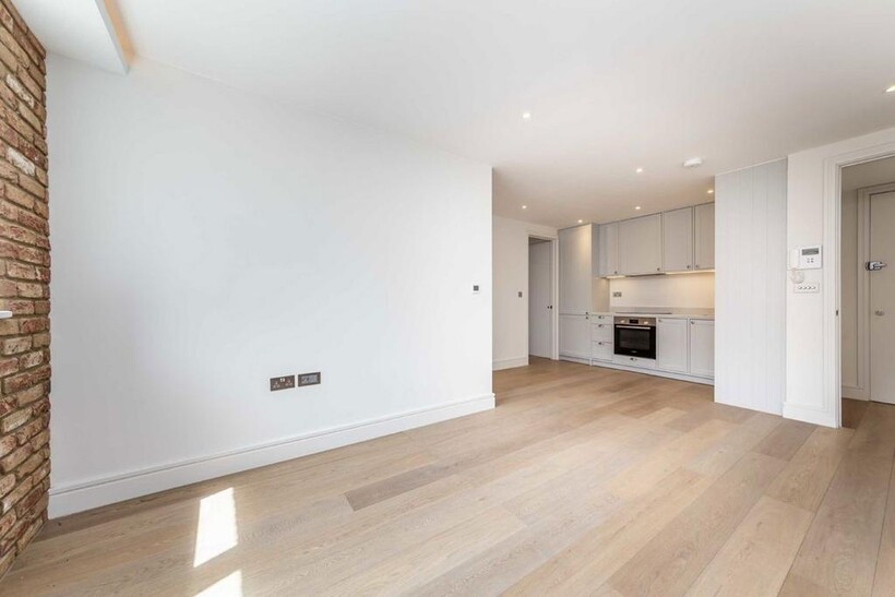 High Street, London W3 2 bed flat to rent - £2,197 pcm (£507 pw)