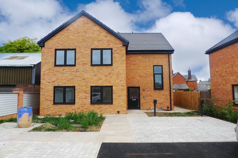 Ivel Road, Shefford, SG17 Property to rent - £1,250 pcm (£288 pw)