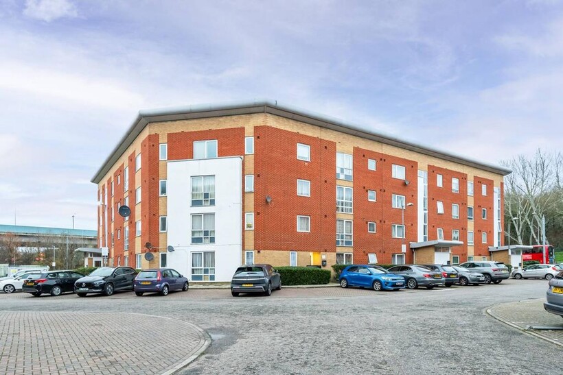 Albatross Close, Beckton, London, E6 2 bed flat to rent - £2,899 pcm (£669 pw)