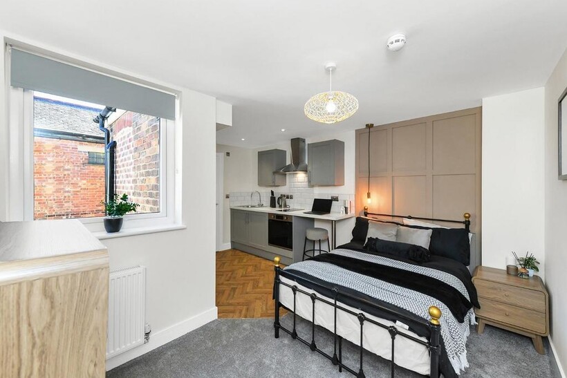 This beautifully designed double bedroom featur...