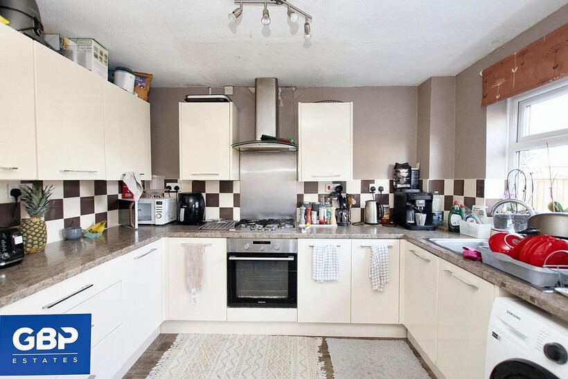 Cowdray Way, Hornchurch, RM12 4 bed end of terrace house to rent - £2,195 pcm (£507 pw)