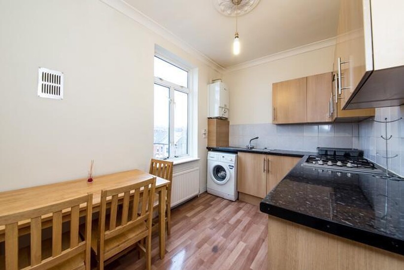 Uxbridge Road, Shepherds Bush... 1 bed flat to rent - £1,699 pcm (£392 pw)