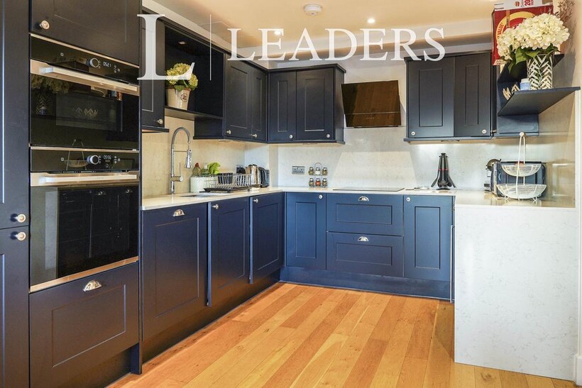 Clapham Road, Clapham SW9 2 bed flat to rent - £3,550 pcm (£819 pw)