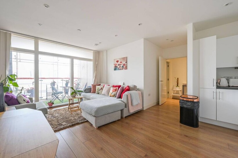 Pomfret Place, Poplar, London, E14 1 bed flat to rent - £2,070 pcm (£478 pw)