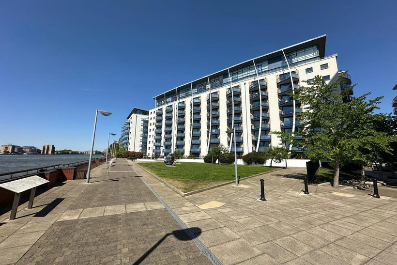 Nova Building, London E14 3 bed apartment to rent - £2,750 pcm (£635 pw)