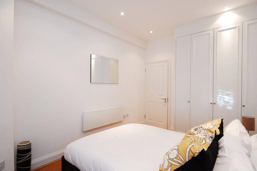 Iverna Gardens, Kensington, London, W8 2 bed flat to rent - £3,445 pcm (£795 pw)