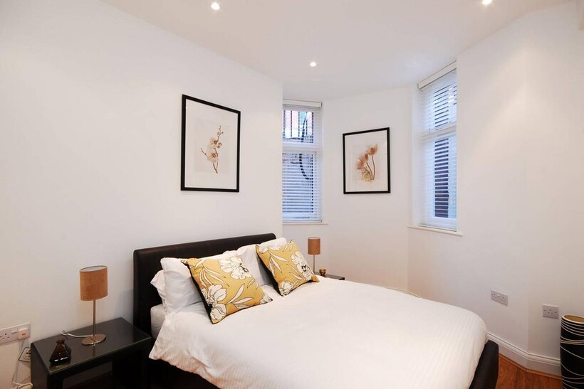 Iverna Gardens, Kensington, London, W8 2 bed flat to rent - £3,445 pcm (£795 pw)