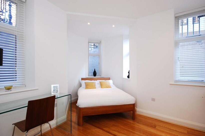 Iverna Gardens, Kensington, London, W8 2 bed flat to rent - £3,445 pcm (£795 pw)