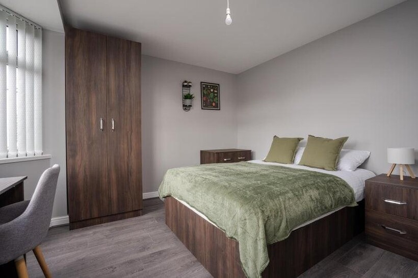 A cozy double bedroom featuring a comfortable b...