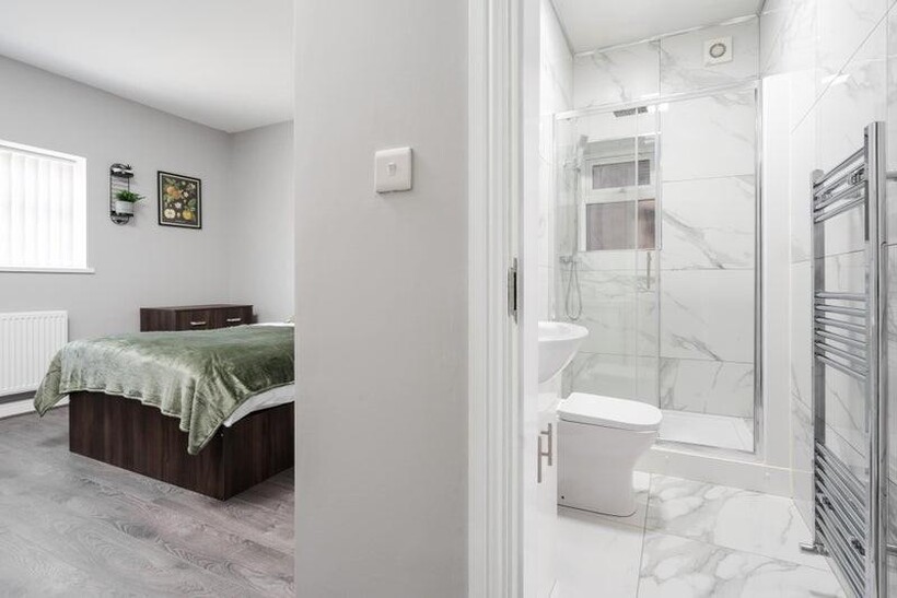 This beautifully designed bathroom suite featur...