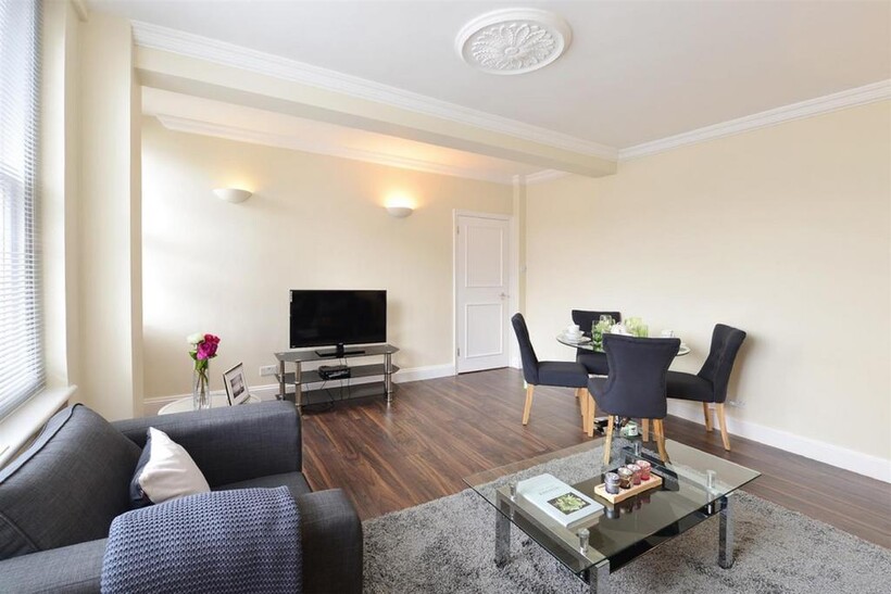 Hill Street, Mayfair W1J 2 bed flat to rent - £5,547 pcm (£1,280 pw)