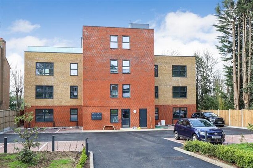 Harpenden AL5 2 bed flat to rent - £1,825 pcm (£421 pw)