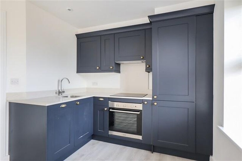 Harpenden AL5 2 bed flat to rent - £1,825 pcm (£421 pw)
