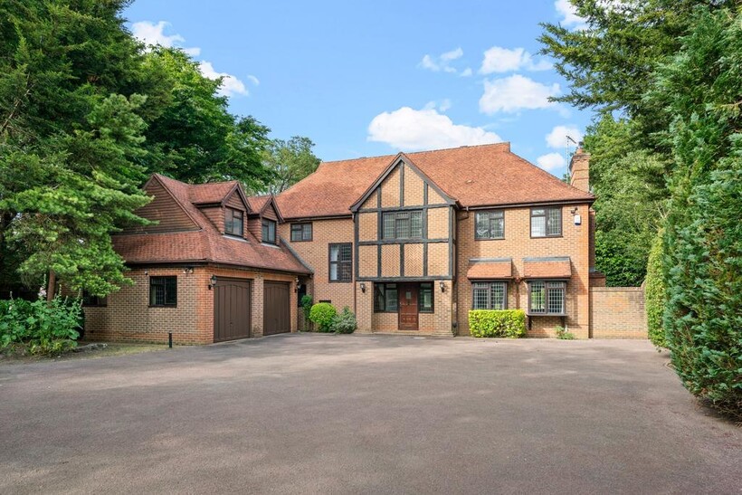 The Barton, Cobham, KT11 5 bed property to rent - £9,000 pcm (£2,077 pw)