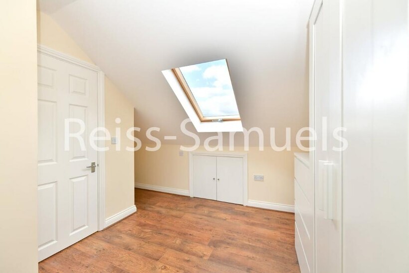 Staines Road West, Sunbury-on-Thames... 3 bed apartment to rent - £2,145 pcm (£495 pw)