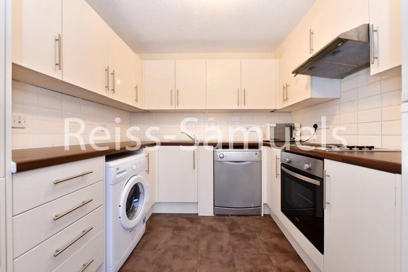 Staines Road West, Sunbury-on-Thames... 3 bed apartment to rent - £2,145 pcm (£495 pw)
