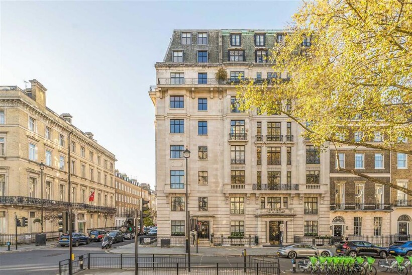 Portland Place, London W1B 3 bed flat to rent - £11,496 pcm (£2,653 pw)