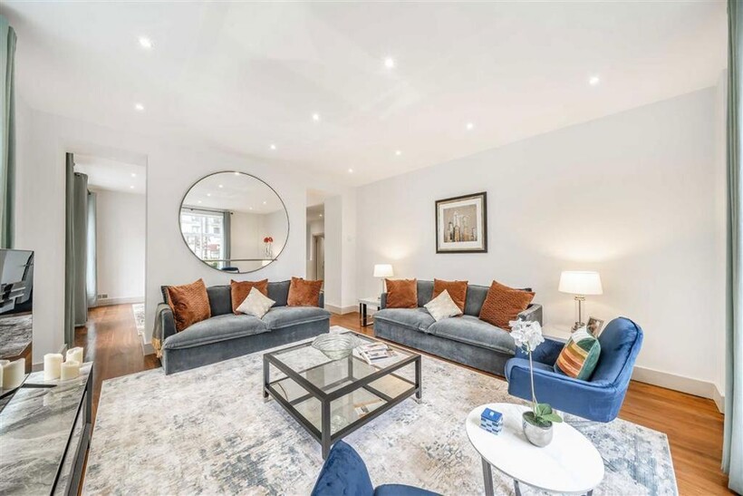 Portland Place, London W1B 3 bed flat to rent - £11,496 pcm (£2,653 pw)