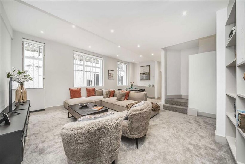 Portland Place, London W1B 3 bed flat to rent - £11,496 pcm (£2,653 pw)