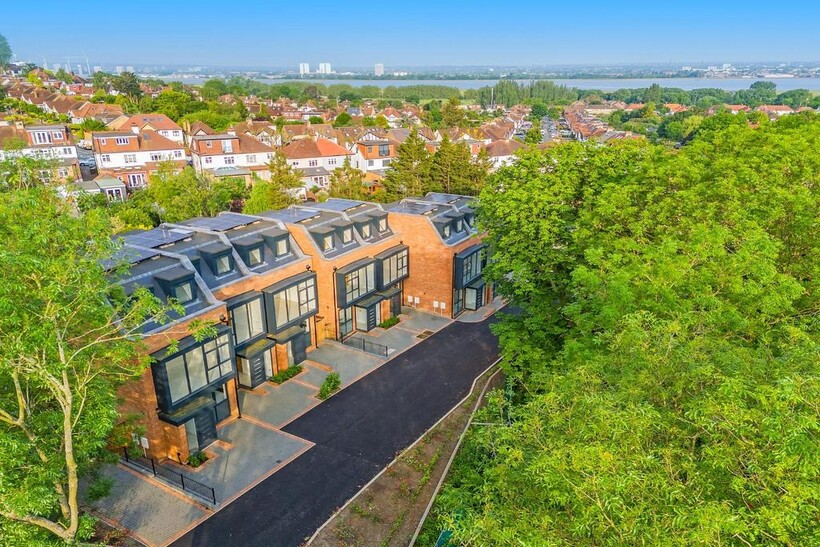 Kings Head Hill, London E4 4 bed house to rent - £3,095 pcm (£714 pw)