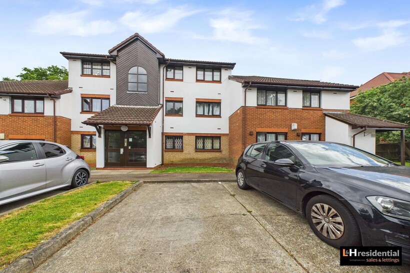 St. Pauls Rise, London N13 2 bed maisonette to rent - £1,650 pcm (£381 pw)