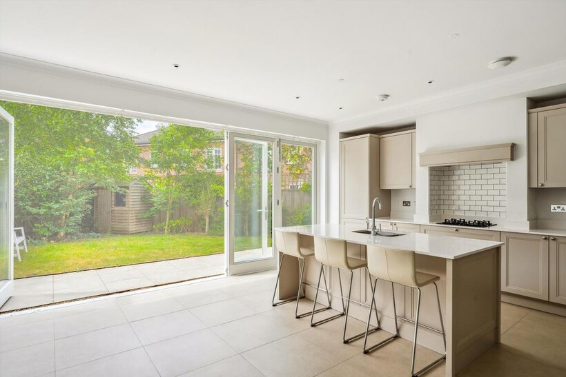 Barrons Chase, Richmond, TW10 4 bed end of terrace house to rent - £6,200 pcm (£1,431 pw)
