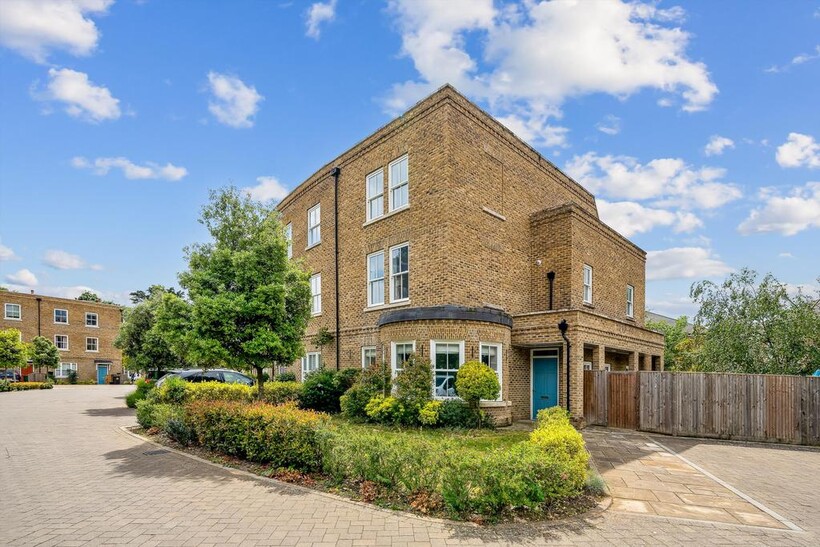Barrons Chase, Richmond, TW10 4 bed end of terrace house to rent - £6,200 pcm (£1,431 pw)
