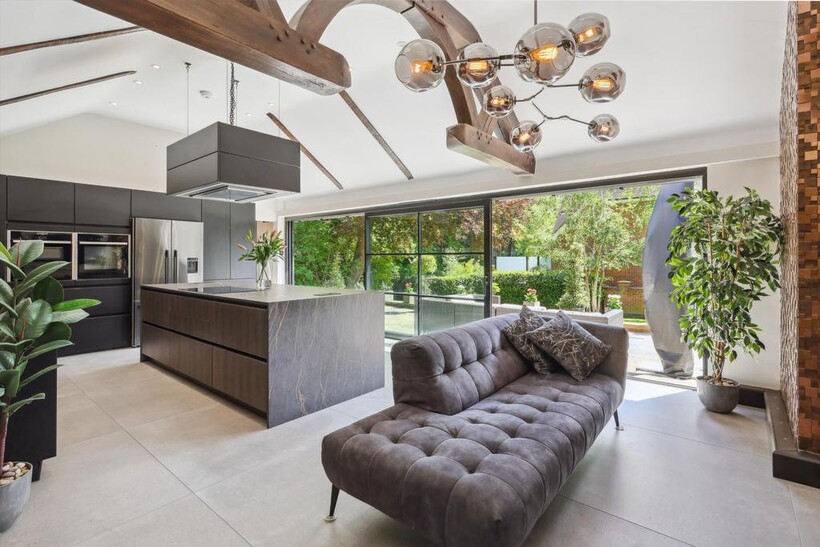 Fyfield Close, Epsom, Surrey, KT17 5 bed detached house to rent - £11,000 pcm (£2,538 pw)