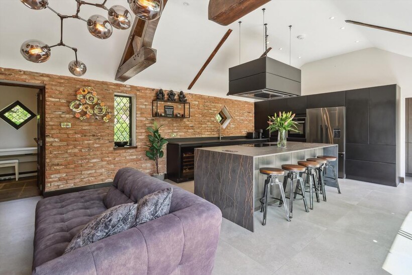 Fyfield Close, Epsom, Surrey, KT17 5 bed detached house to rent - £11,000 pcm (£2,538 pw)