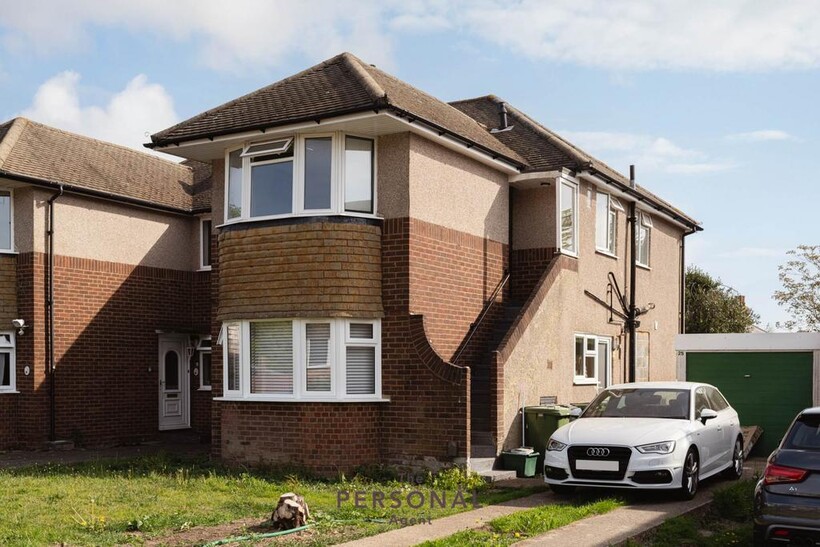Willis Close, Epsom 2 bed maisonette to rent - £1,700 pcm (£392 pw)