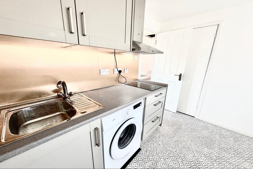 Dunnock Road, London, E6 2 bed flat to rent - £2,050 pcm (£473 pw)