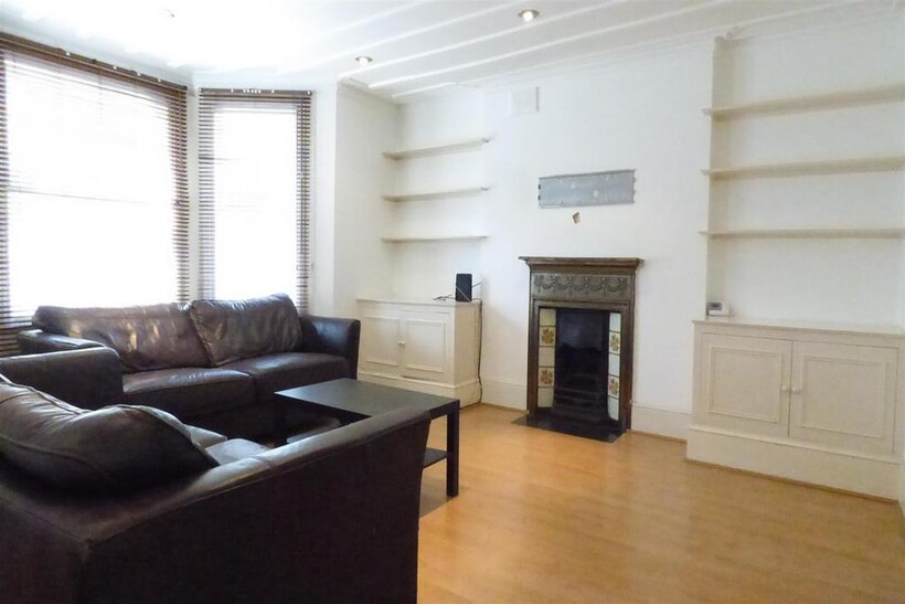 North Side Wandsworth Common, London... 2 bed apartment to rent - £2,297 pcm (£530 pw)