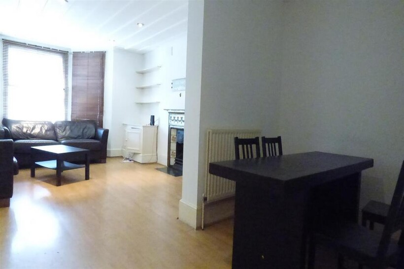 North Side Wandsworth Common, London... 2 bed apartment to rent - £2,297 pcm (£530 pw)