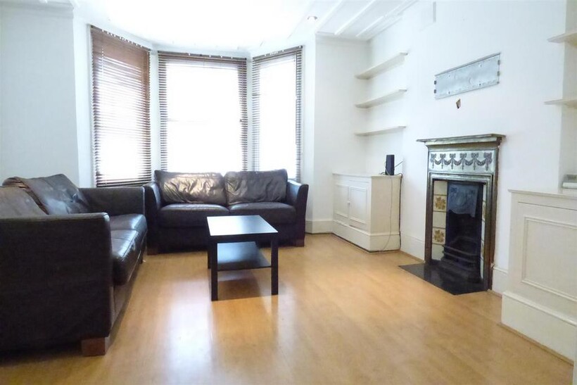 North Side Wandsworth Common, London... 2 bed apartment to rent - £2,297 pcm (£530 pw)