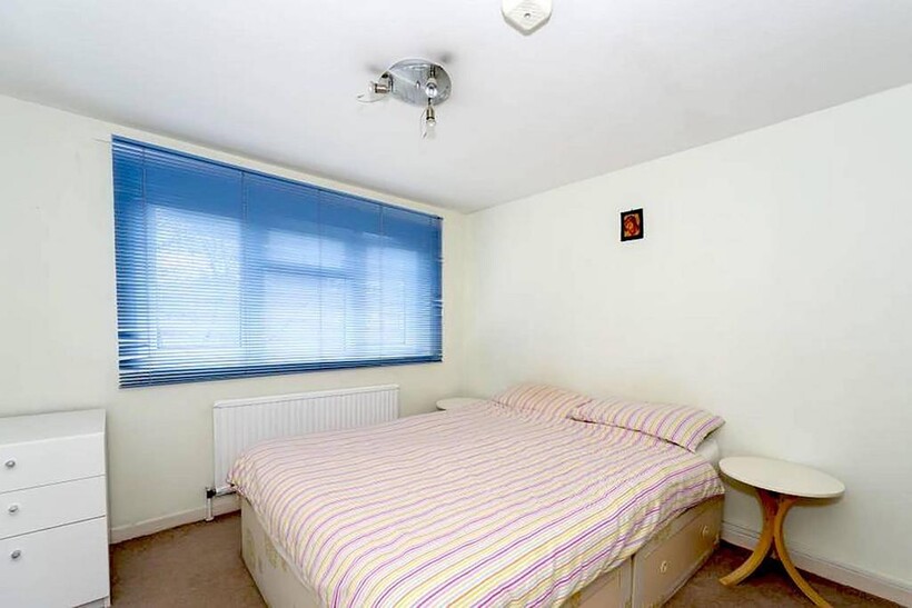 Brick Farm Close, Kew, Richmond, TW9 3 bed flat to rent - £3,680 pcm (£849 pw)
