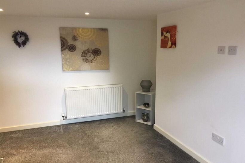 Austhorpe Road, Leeds 1 bed flat to rent - £745 pcm (£172 pw)
