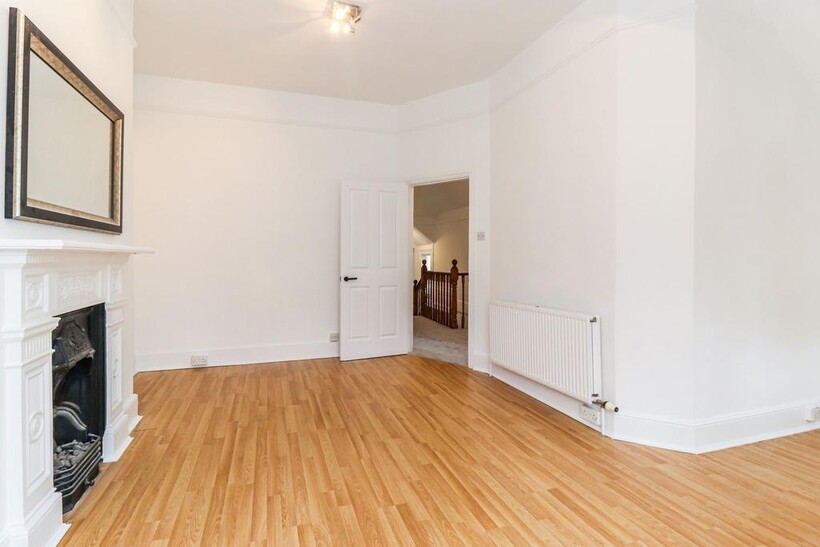 Wellington Road, Watford, WD17 2 bed maisonette to rent - £1,695 pcm (£391 pw)