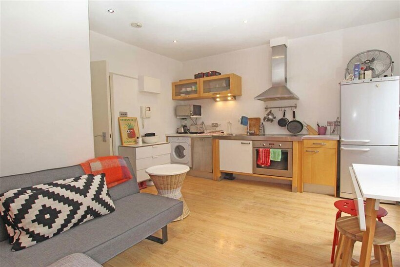 Charlotte Place, London W1T 1 bed flat to rent - £2,297 pcm (£530 pw)