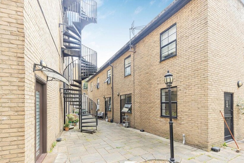 Shore Road, London E9 3 bed semi-detached house to rent - £3,948 pcm (£911 pw)