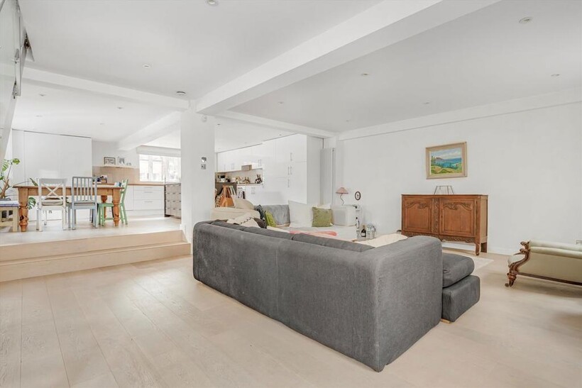 Shore Road, London E9 3 bed semi-detached house to rent - £3,948 pcm (£911 pw)