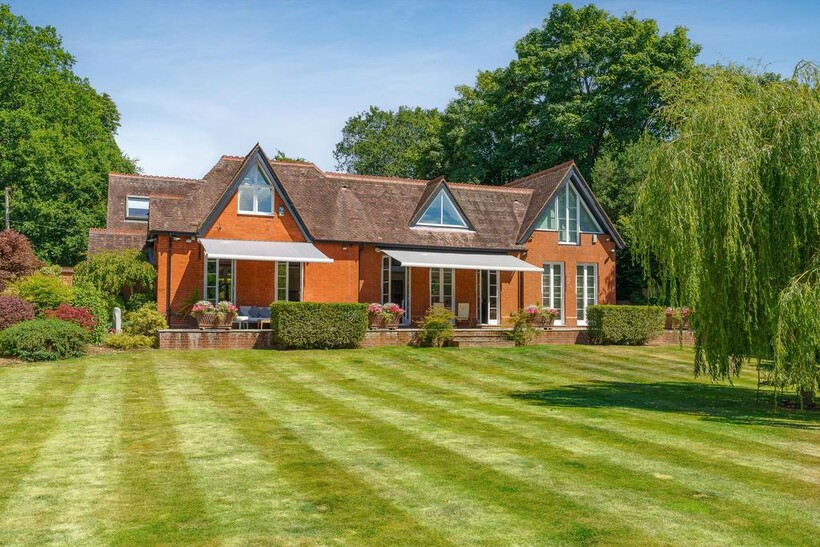 Bishopsgate Road, Englefield Green... 5 bed detached house to rent - £11,000 pcm (£2,538 pw)